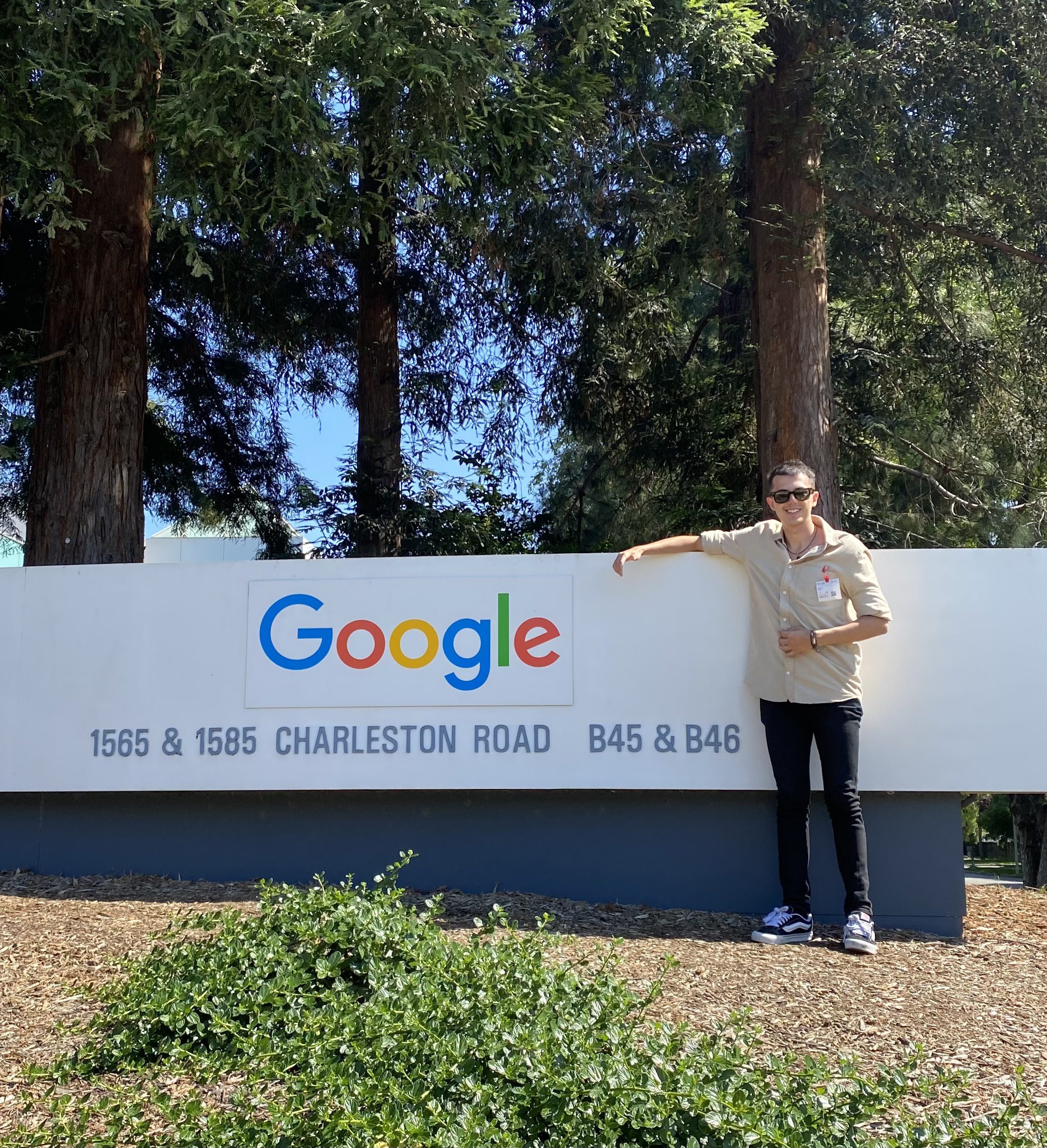 Mateo en las oficinas centrales de Google
